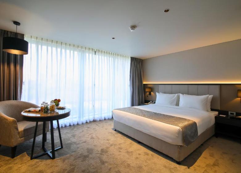 Essentia Premier Hotel Pune Wakad Pimpri-Chinchwad Esterno foto